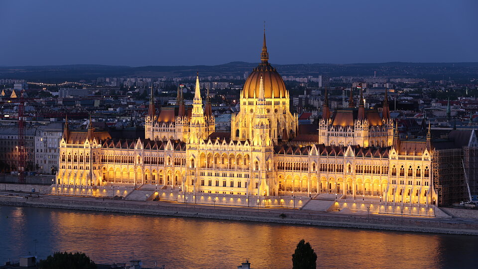 /images/r/parliament_in_the_evening_budapest/c960x540g1-281-5760-3519/parliament_in_the_evening_budapest.jpg