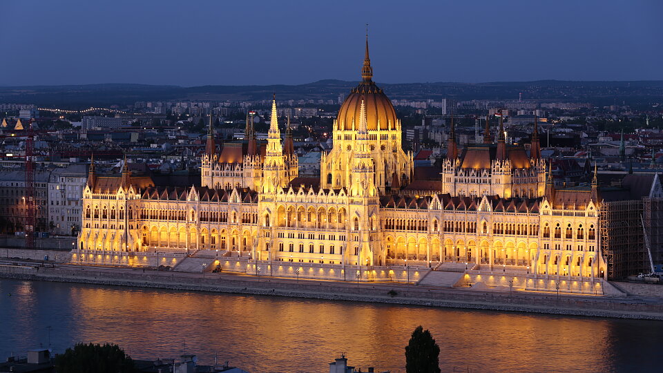 /images/r/parliament_in_the_evening_budapest/c960x540g0-331-5760-3572/parliament_in_the_evening_budapest.jpg