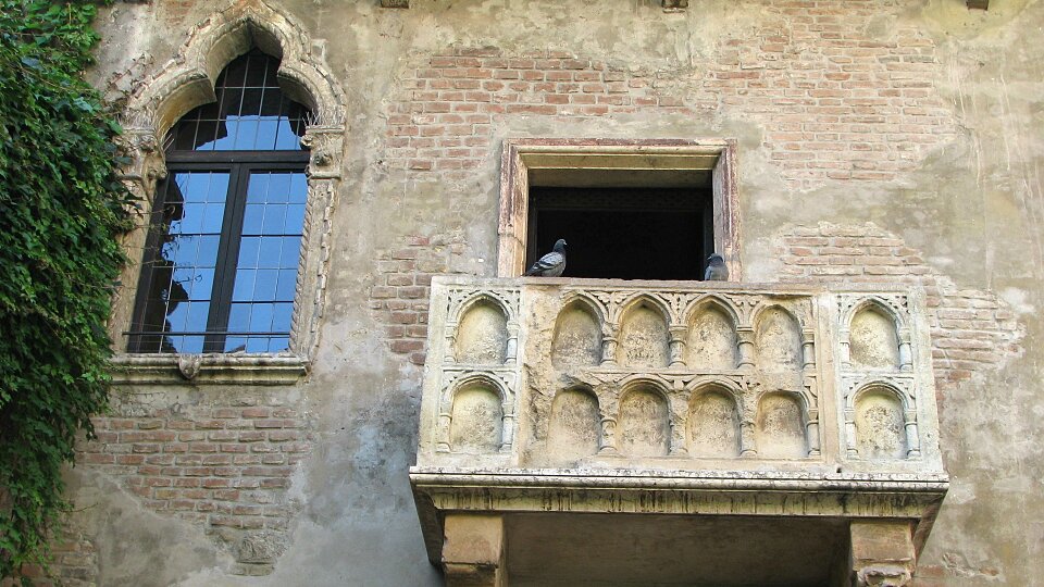 /images/r/romeo-and-juliet-s-balcony-milan/c960x540g0-135-2986-1815/romeo-and-juliet-s-balcony-milan.jpg